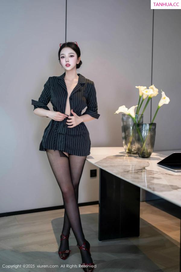   [XiuRen]高清写真图 2025.12.26 No.11160 诺诺子 开档黑丝第28张图片